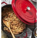 قابلمه چدن بیضی 23 سانت قرمز staub