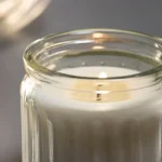 شمع معطر با ظرف شیشه‌ای، رنگ بژ ، رایحه وانیل IKEA HOKGOK - Image 2