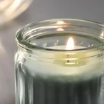 شمع معطر با ظرف شیشه‌ای، سبز روشن، رایحه سیب IKEA HOKGOK - Image 3