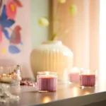 شمع معطر با ظرف شیشه‌ای، صورتی روشن،رایحه توت‌های قرمز IKEA HOKGOK - Image 4
