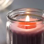 شمع معطر با ظرف شیشه‌ای، صورتی روشن،رایحه توت‌های قرمز IKEA HOKGOK - Image 2