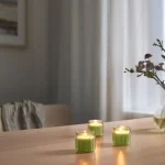 شمع معطر با ظرف شیشه‌ای، رنگ بژ ، رایحه وانیل IKEA LÖVSKOGSLUND - Image 3