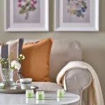 شمع معطر با ظرف شیشه‌ای، رنگ بژ ، رایحه وانیل IKEA LÖVSKOGSLUND - Image 4