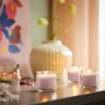شمع معطر با ظرف شیشه‌ای، رنگ صورتی روشن ، رایحه گلهای صورتی IKEA HOKGOK - Image 4