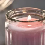 شمع معطر با ظرف شیشه‌ای، رنگ صورتی روشن ، رایحه گلهای صورتی IKEA HOKGOK - Image 2